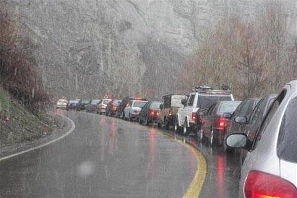 ترافیک سنگین در آزادراه تهران-قزوین و آزادراه تهران-قم ، جاده های 17 استان زیر بارش باران و برف است خبرنگاران